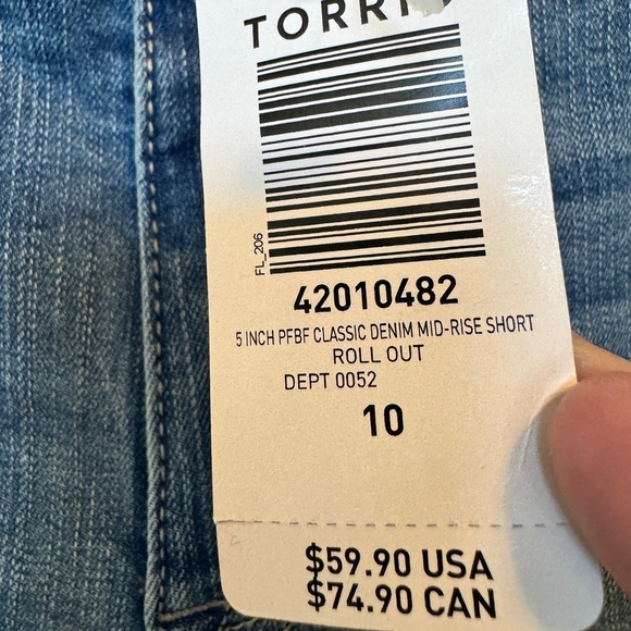 Torrid 5 Inch Perfect Boyfriend Classic Denim Mid-Rise Short - Picture 8 of 10